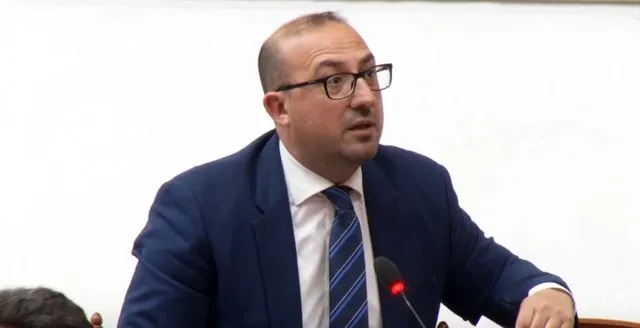 Korreshi: Merrni në telefon ministren e Shëndetësisë, s’ka ashensor te pediatria! Gratë lindin shkallëve në Fier