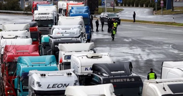 Transportuesit në Mal të Zi, Serbi e Bosnjë në grevë, Dogana: Bllokohet kalimi i kamionëve
