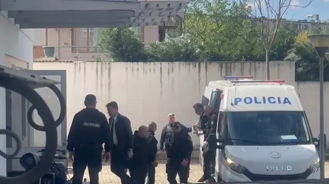 Veliaj me pranga në duar në Gjykatën Administrative, kërkon pavlefshmërinë e emërimit të Dados