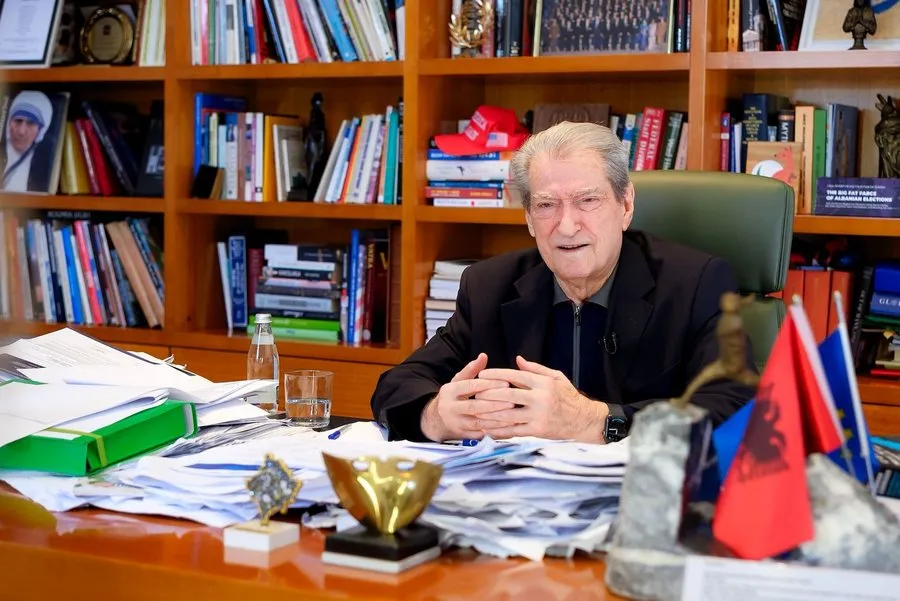 Berisha apel për përgjysmimin e taksës mbi naftën: Qytetarët të bashkohen në revoltën tonë