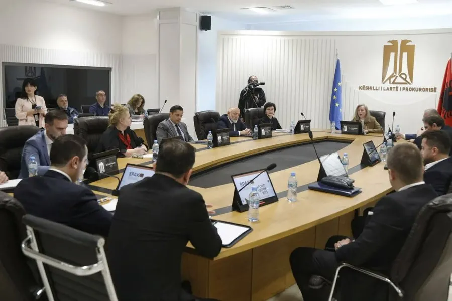 FOTO/ Olger Eminaj shfaqet pranë Klod Brahos, pas skandalit seksual