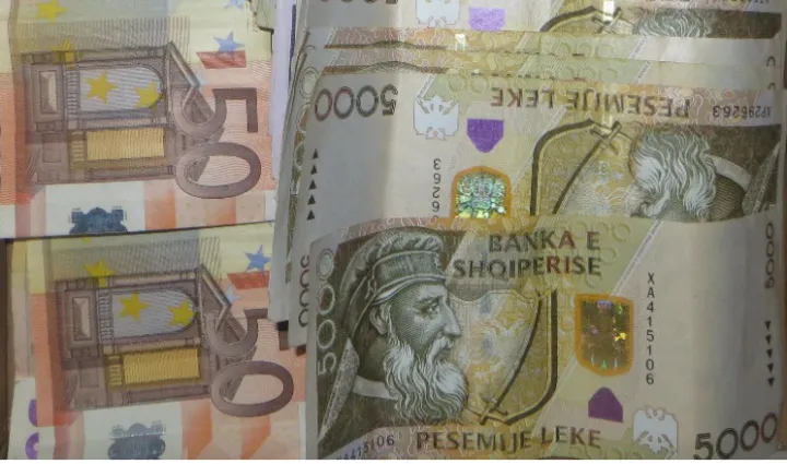 Euro zbret lehtë, paundi mbetet i fortë. Kursi i këmbimit për ditën e sotme