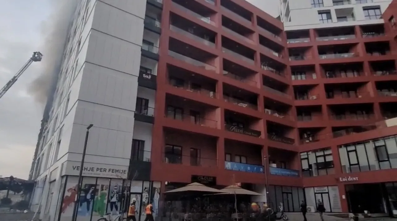 Zjarri në kompleksin “Arlis”/ Shkak dyshohet djegia e kartonave të “Big Market” në katin e parë