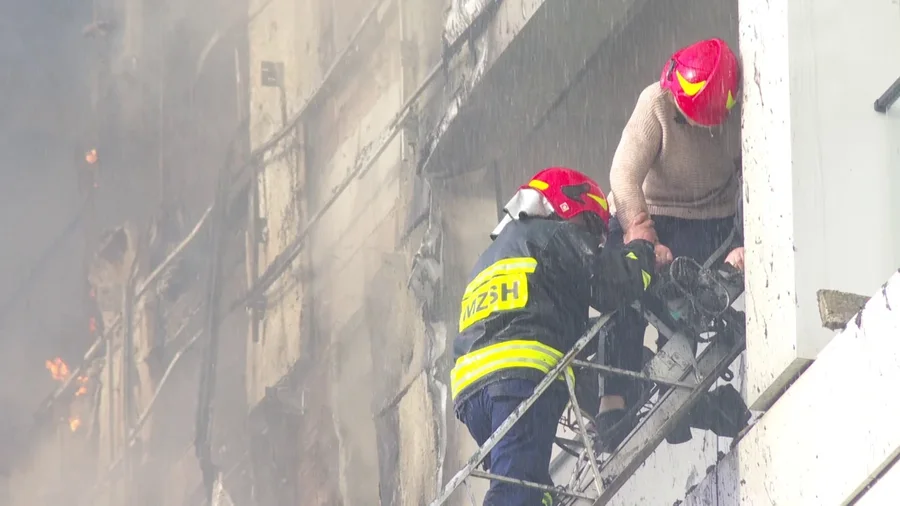 Rrezikoi jetën, flet zjarrfikësi hero: Nuk e mendova dy herë, të moshuarën e gjeta në gjendje shoku