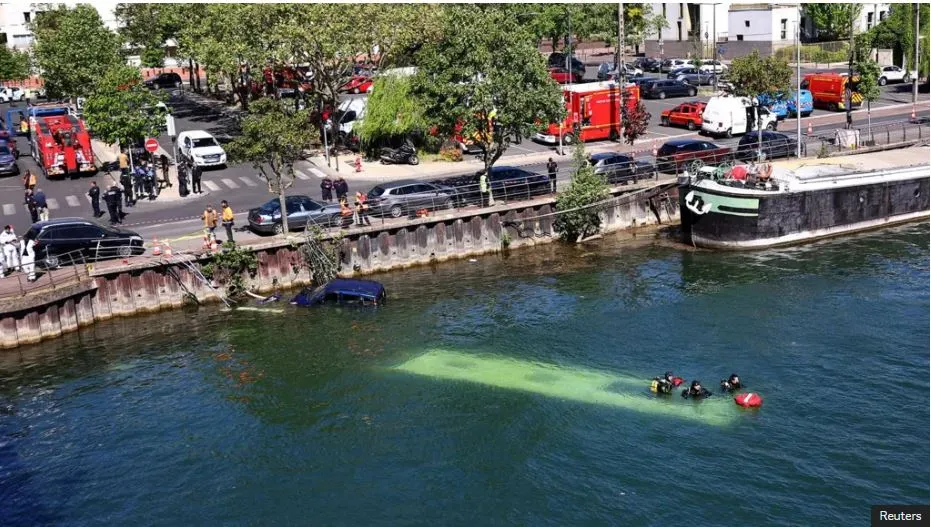 E pazakontë! Autobusi i pasagjerëve bie në lumin Sena në Paris