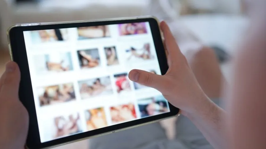 BE kërcënon Pornhub dhe të tjerë, gjoba të rënda për përdoruesit e mitur