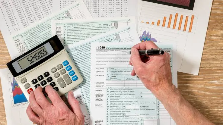 Qeveria u vë rrogë referencë edhe estetistëve e berberëve.  Kirurgët mbi 2200 euro