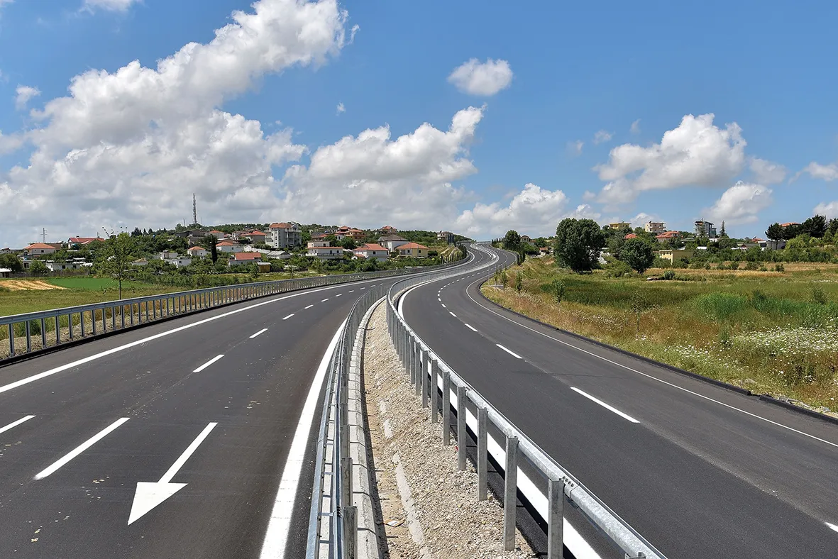 ABSURDI/ Shqiptarët paguajnë taksa mbi makina dhe qarkullimin 340 mln euro, ja sa paguajnë për mirëmbajtjen e rrugëve