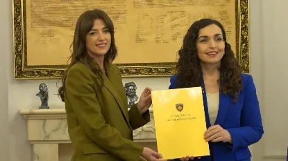 Vjosa Osmanit i mbaroi mandati, Albulena Haxhiu merr zyrtarisht detyrën si ushtruese e postit të kreut të shtetit të Kosovës