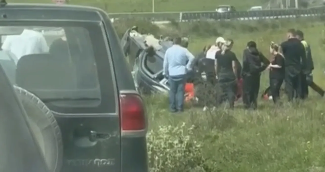 Aksident i rëndë në Gjorm! Makina del nga rruga dhe përmbyset, 3 të plagosur, mes tyre dy fëmijë