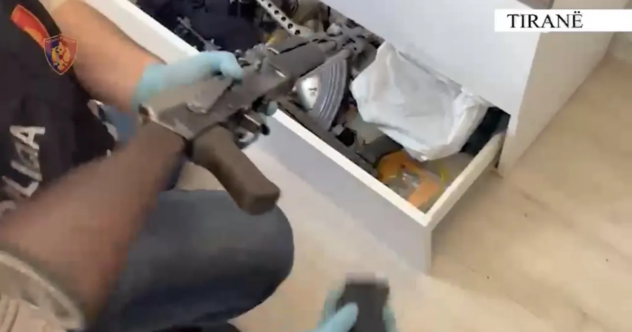 Furnizonin grupet kriminale, zbulohet baza e armatimit në Tiranë! Arrestohet një 66-vjeçare, poseduesi i armëve në kërkim