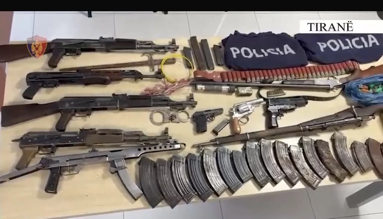 Pjesë e Forcave të Armatosura, kush është poseduesi i bazës së armatimit, ua shiste grupeve kriminale (EMRI)
