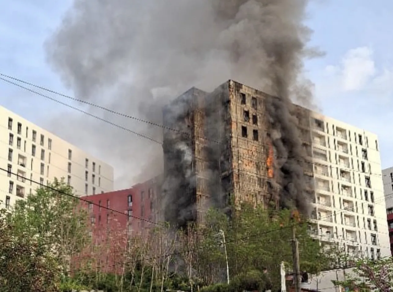 Tym i zi dhe flakë, vijon zjarri në pallatin “Arlis Construction”! Dyshohet për 30 apartamente të shkrumbuara