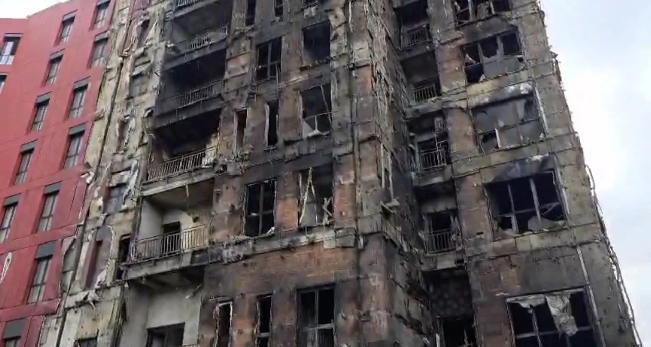 Kompania “Arlis Construction” përdori materiale të paligjshme në fasadën e pallatit që u dogj