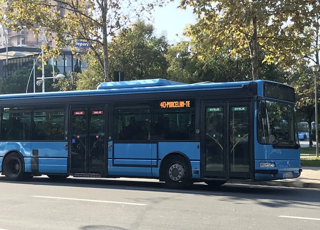 Nuk u kompensuan pas rritjes së çmimit të  karburantit, transporti publik redukton shërbimin me 40%