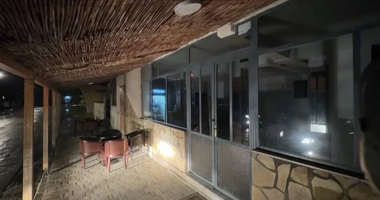 Sherr mes disa të rinjve në Korçë, goditet me thikë 17-vjeçari