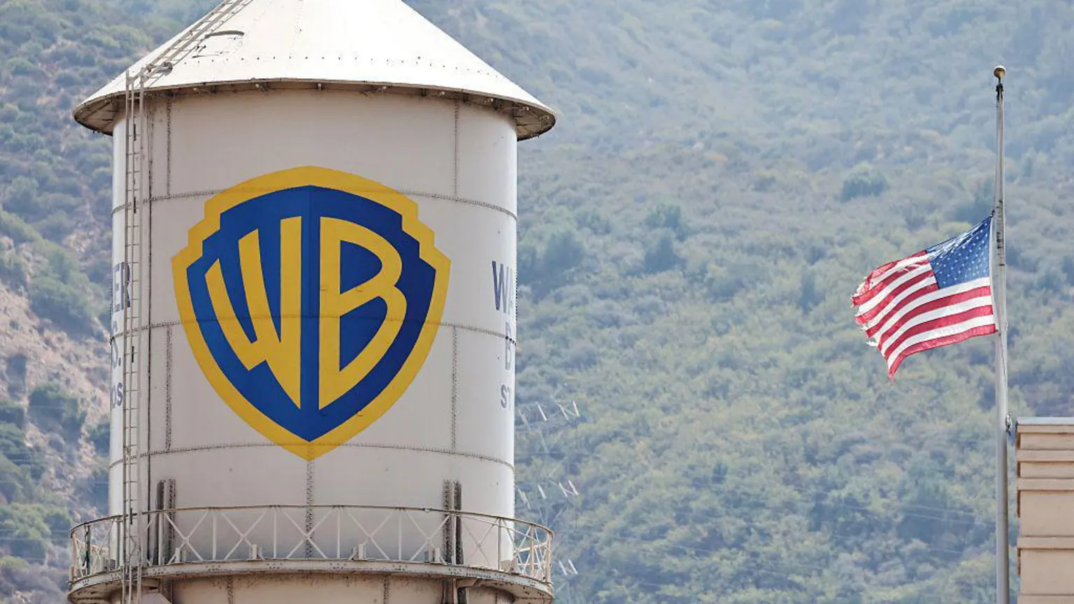 Aksionerët e Warner Bros miratojnë blerjen nga Paramount për 111 miliardë dollarë