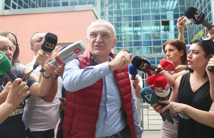 Nis gjyqi në themel, Meta hyn në sallë dhe bën shqiponjën me duar: Shqipëria, e shqiptarëve 