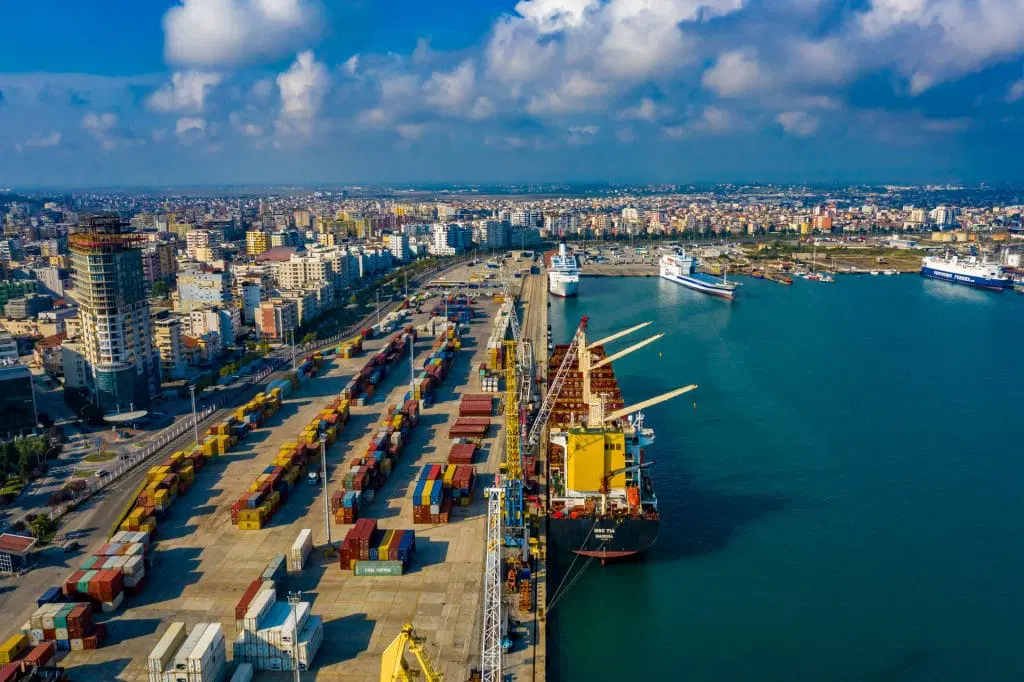 Rritja e çmimeve të biletave drejt Italisë, kompanitë e transportit të udhëtarëve dhe mallrave protestë në portin e Durrësit