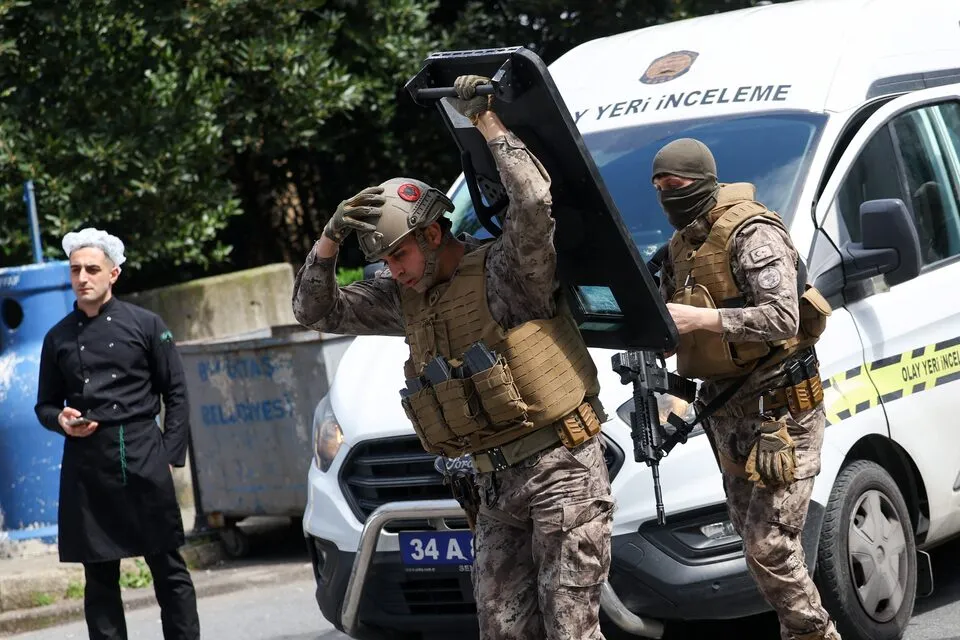 Të shtëna me armë zjarri përpara konsullatës izraelite në Stamboll, 3 të vrarë