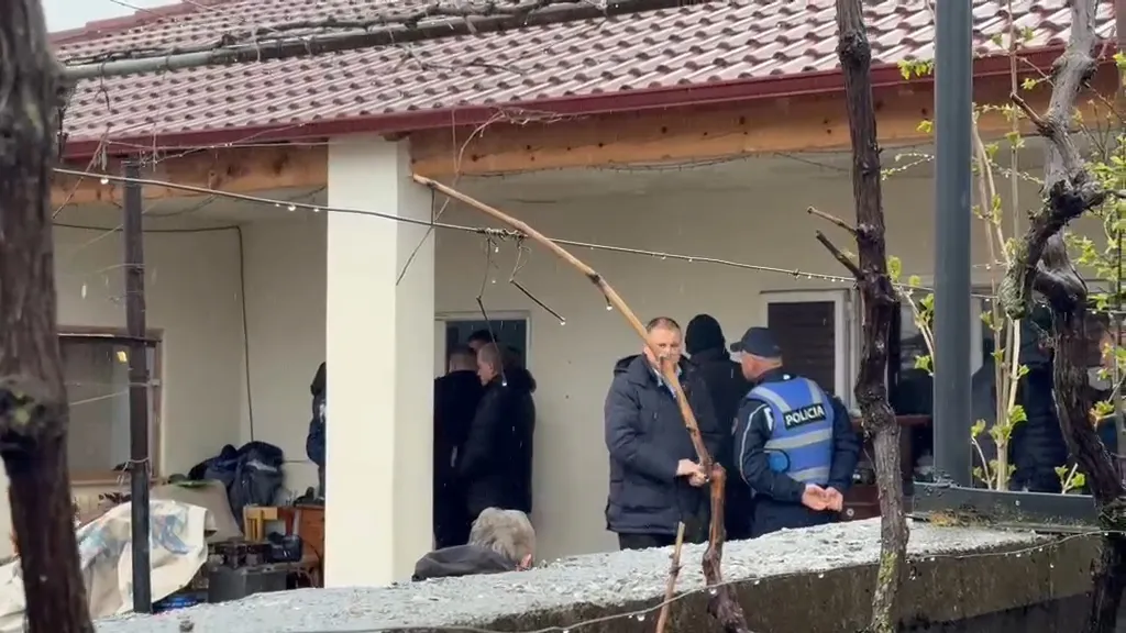 I moshuari gjendet i pajetë në Korçë, dyshime për vrasje. Në trup iu gjetën…