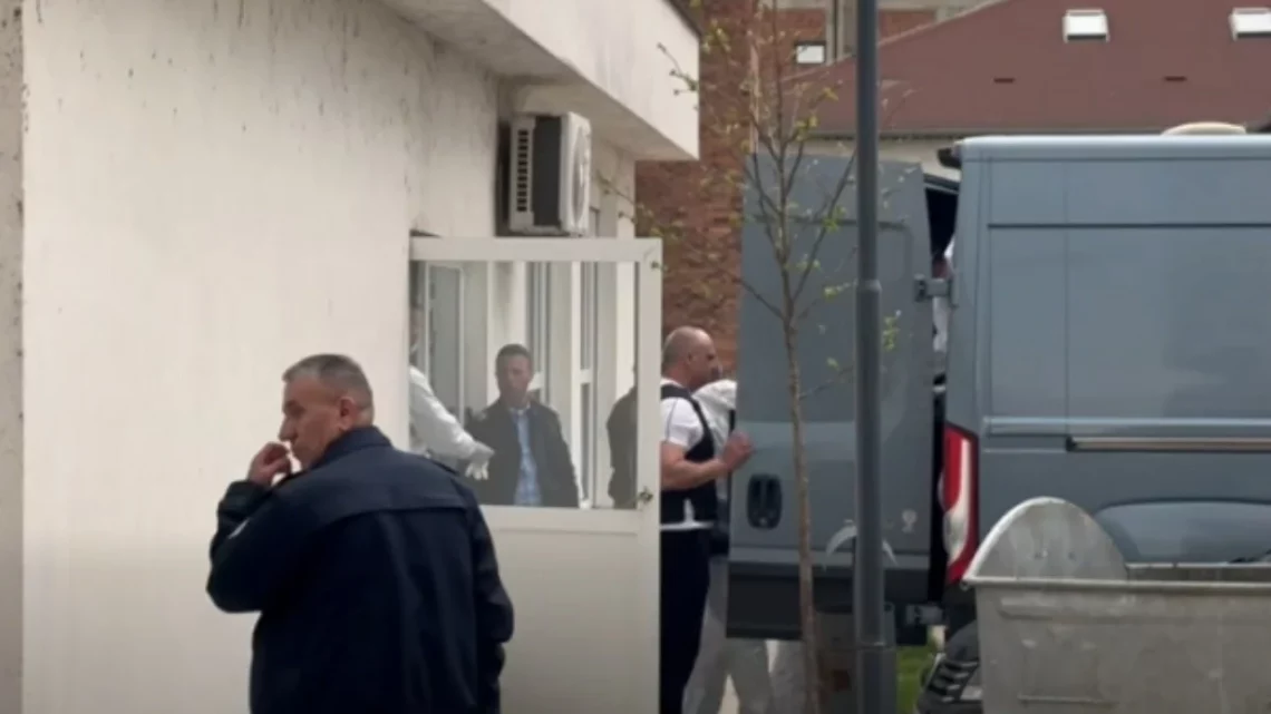 Babai dhe dy fëmijët humbën jetën nga zjarri/ Dëshmi rrëqethëse nga Malisheva: Nuk i putha dot për herë të fundit