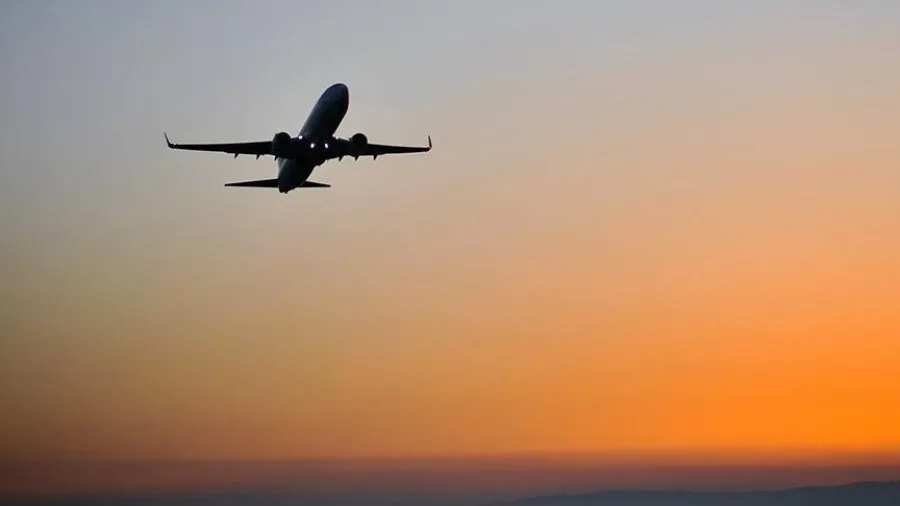 Pushtetarët e Shqipërisë bëjnë paratë e qytetarëve rrush e kumbulla/ 3.8 mln euro udhëtime me avion