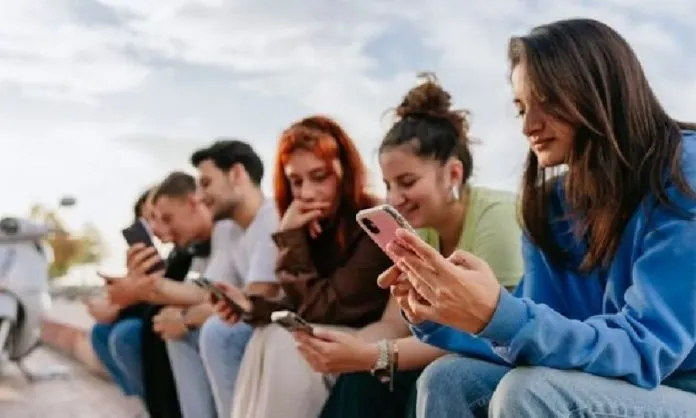 Edhe Qiproja vendos kufi moshe për rrjetet sociale