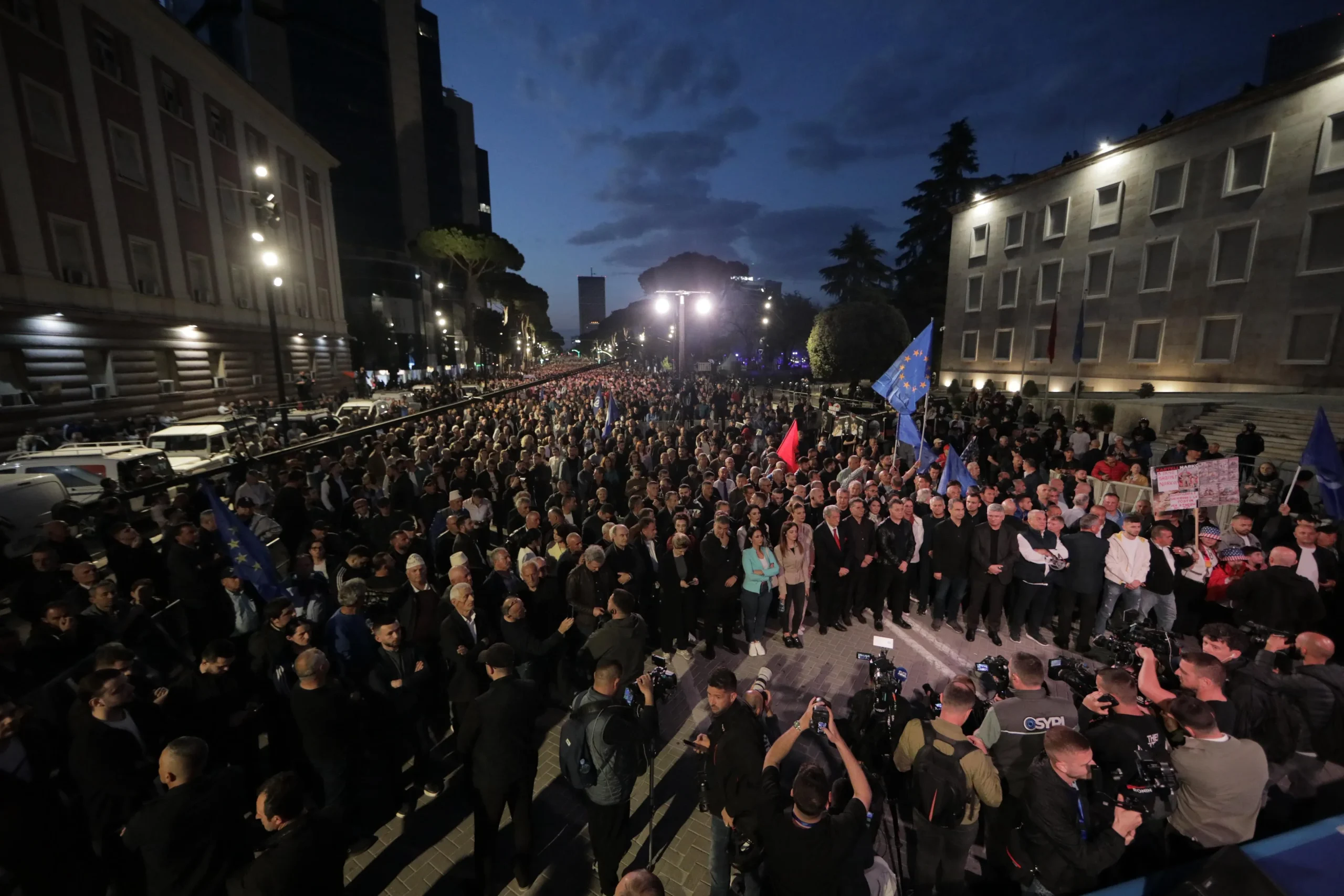 Po hidhnin molotov drejt kryeministrisë, policia arreston në flagrancë disa persona