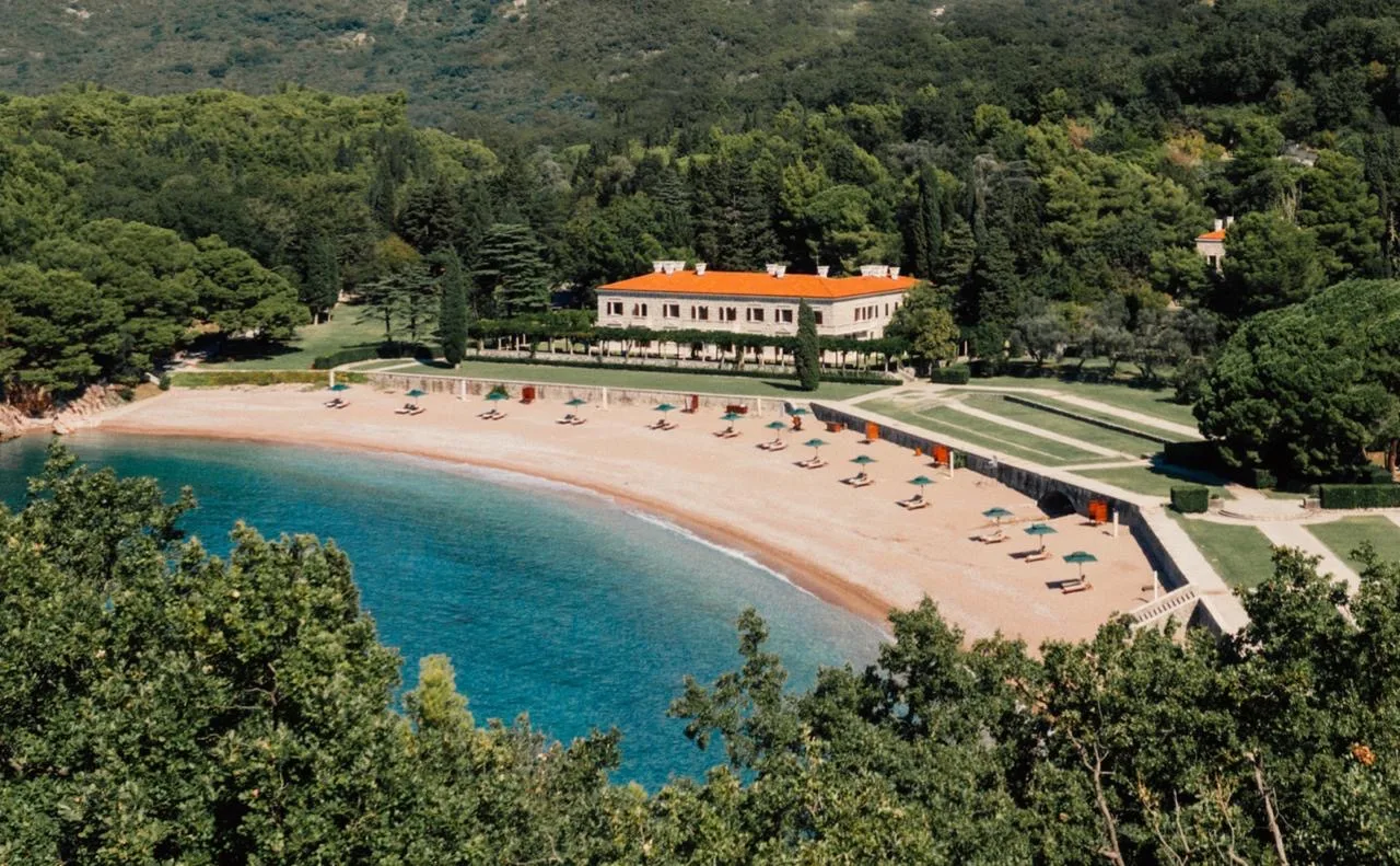 Rihapet Aman Sveti Stefan/ Luks, histori dhe pushime elitare në Adriatik