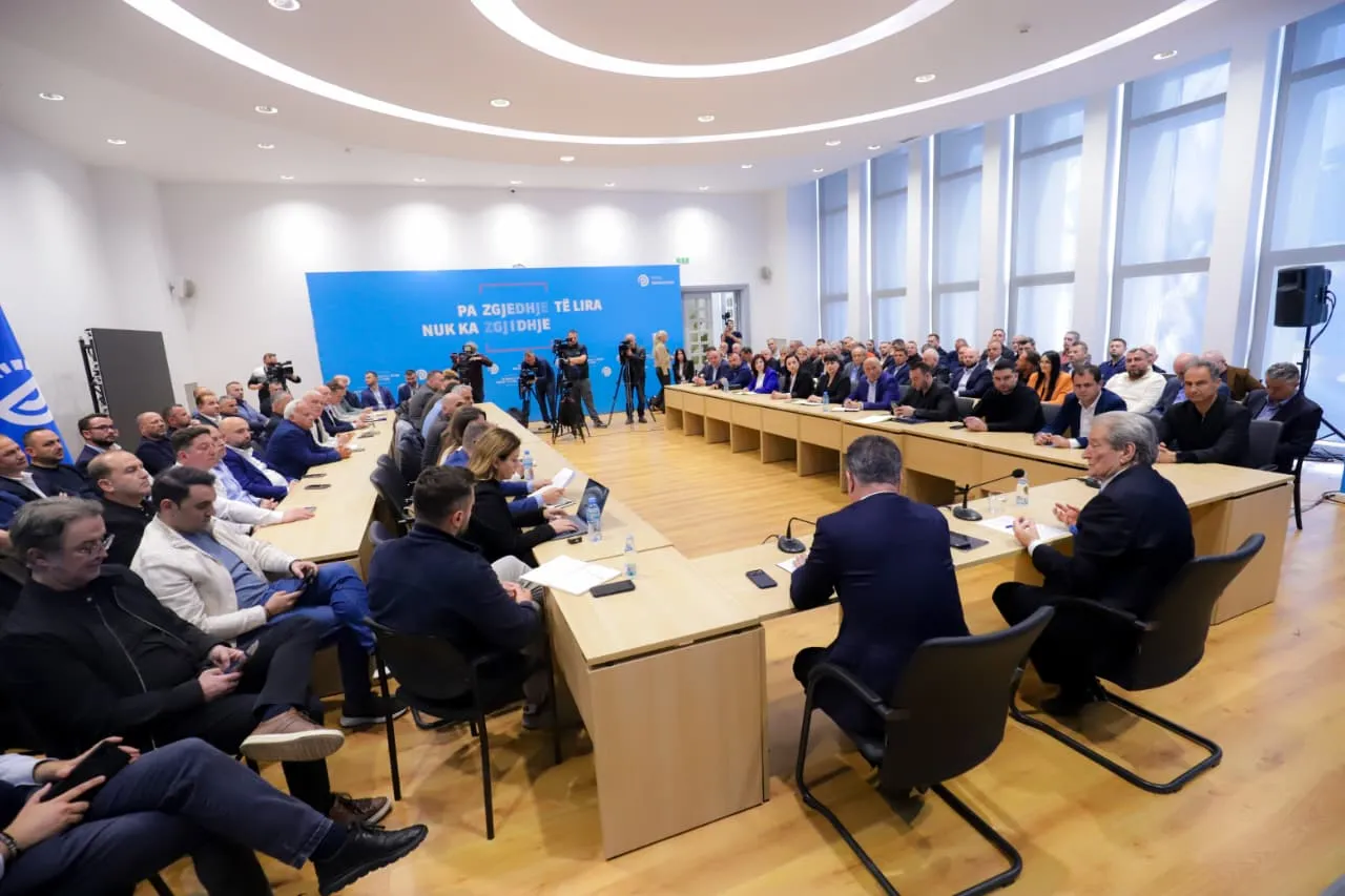 “Kunatolli i Lindës së Surrelit merr 75 mln dollarë pa bërë asgjë!”- Berisha: Rritja ekonomike vidhet! Pensionisti merr 2 kg domate!
