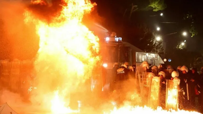 Protesta e opozitës, procedohen penalisht shtatë persona që hodhën molotovë dhe deputeti Klevis Balliu