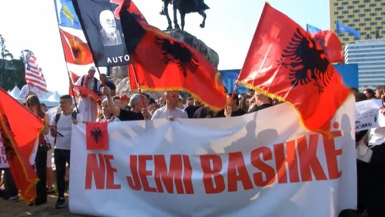 “Jemi bashkë”, protestë në Tiranë në mbështetje të studentëve shqiptarë në Maqedoninë e Veriut