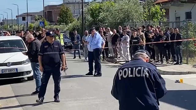 Aksidenti me dy viktima/ Flasin dëshmitarët: Fëmijët po luanin në trotuar, i mori zvarrë