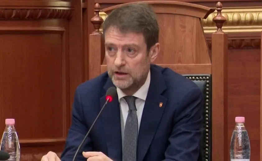 VIDEO/ Ferit Hoxha i zë vendin Ramës përfaqësuesja e Kuvendit e “përze” me urgjencë