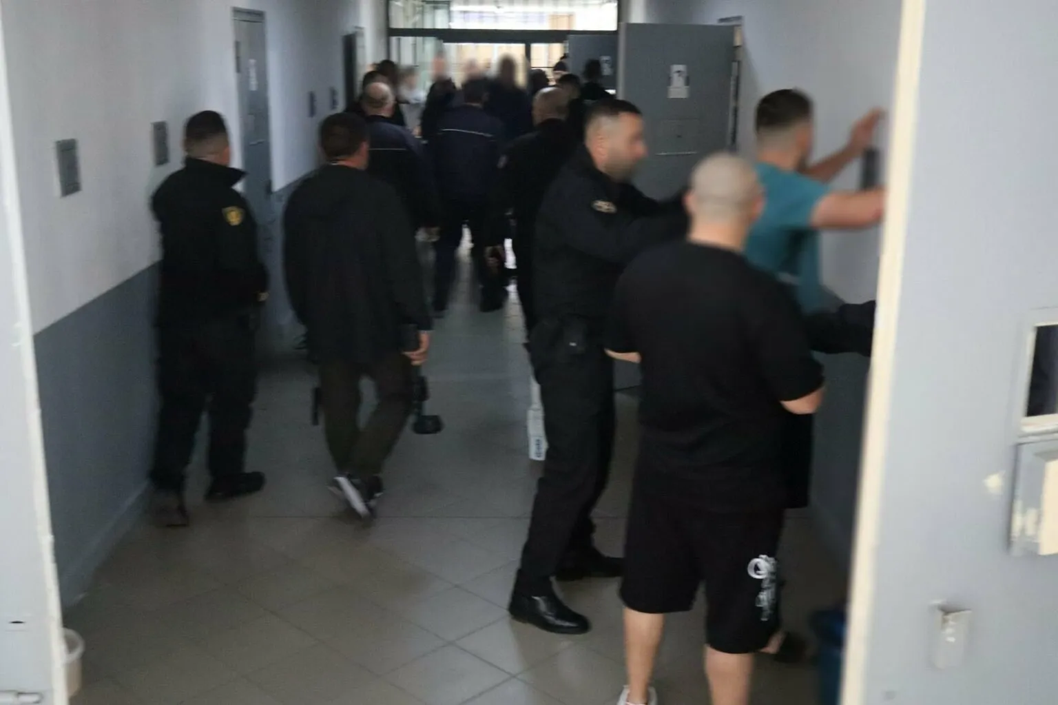 Kontrolle “blic” në burgjet e Fierit, Vlorës dhe Peqinit, sekuestrohen sende të ndaluara në qeli
