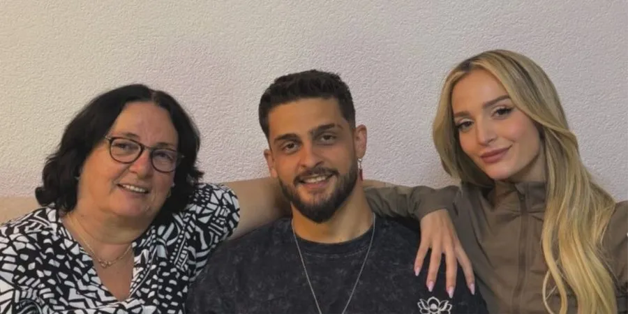 Gimbo ndan fotot/ Selin takohet me vjehrrën