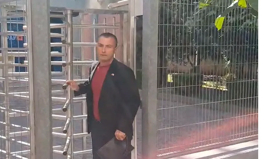 Tërmet Peçi del nga SPAK pas dy orësh, shmang gazetarët