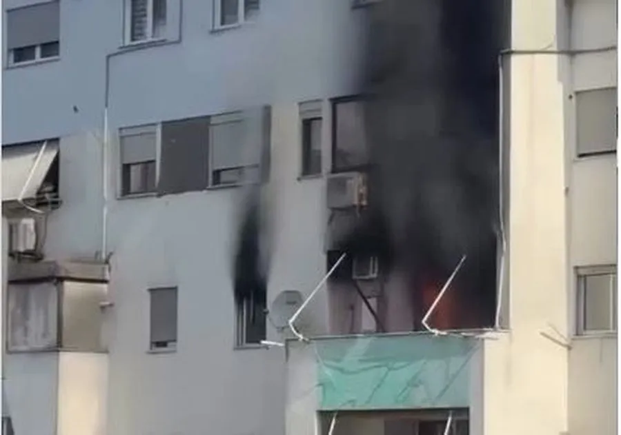 Banorët në ankth! Përfshihet nga flakët një apartament te Komuna e Parisit