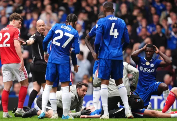 Incident i rëndë në Premier League, futbollisti i Çelsit bie pa ndjenja