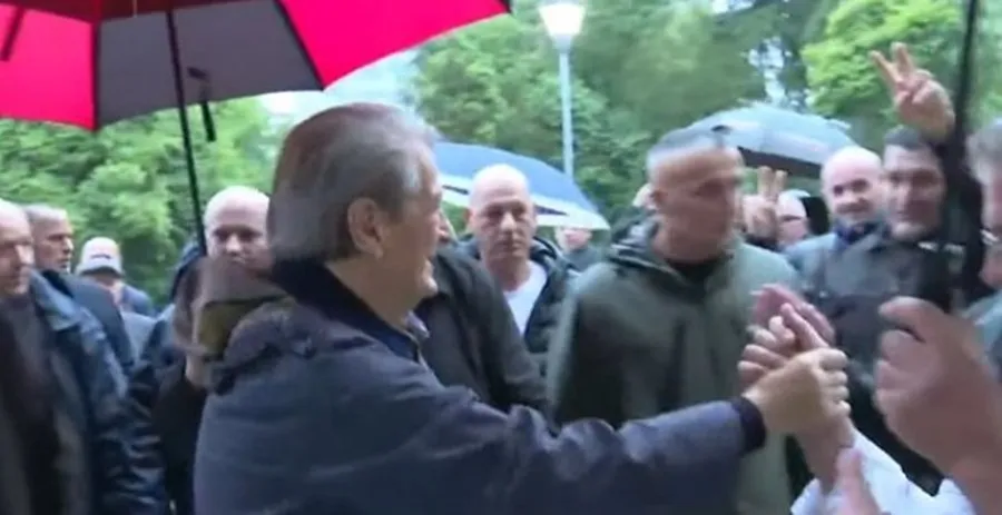 Protesta e PD/ Berisha mbërrin në seli