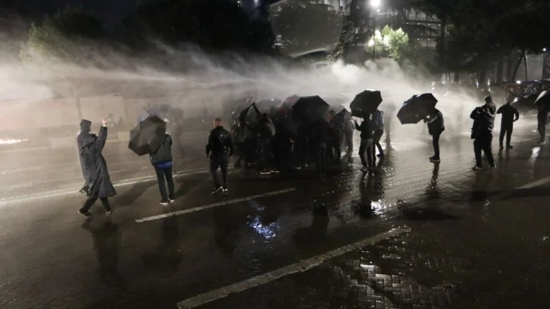 Policia “shënjestron” Berishën në bulevard, breshëri uji mbi kryedemokratin