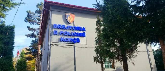 Telefonata alarmon policinë e Korçës, pako e dyshimtë brenda një makine