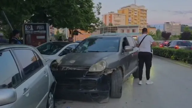 Me shpejtësi skëterrë, “Porsche” përplas makinat e parkuara në qendër të Fierit, qytetarët neutralizojnë shoferin