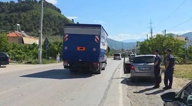 I iku nga duart të ëmës, 7-vjeçari përplaset për vdekje nga makina në aksin Librazhd-Elbasan