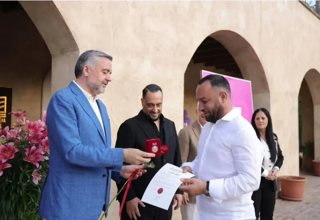 Edi Rama dekoron kriminelët