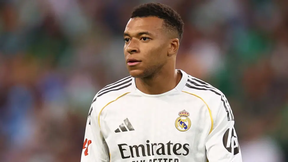 Dëmtim në kofshë, pushime me jaht dhe peticion për largimin e tij nga Real. Ç’po ndodh me Mbappe