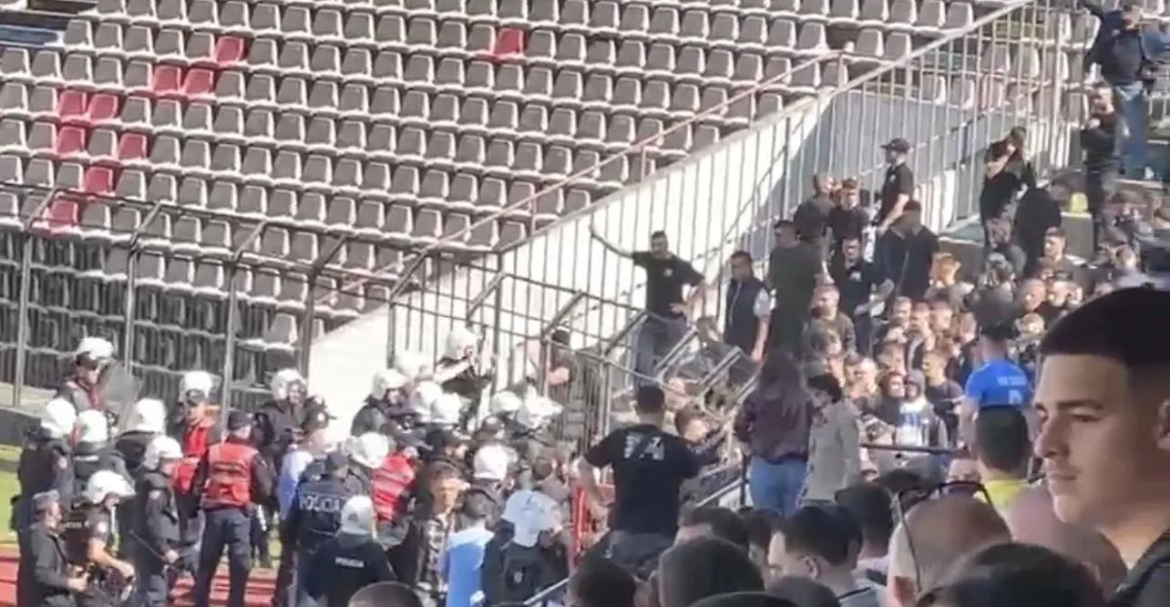 Skandal në “Elbasan Arena”! Tifozët përplasen me grushte e flakadanë