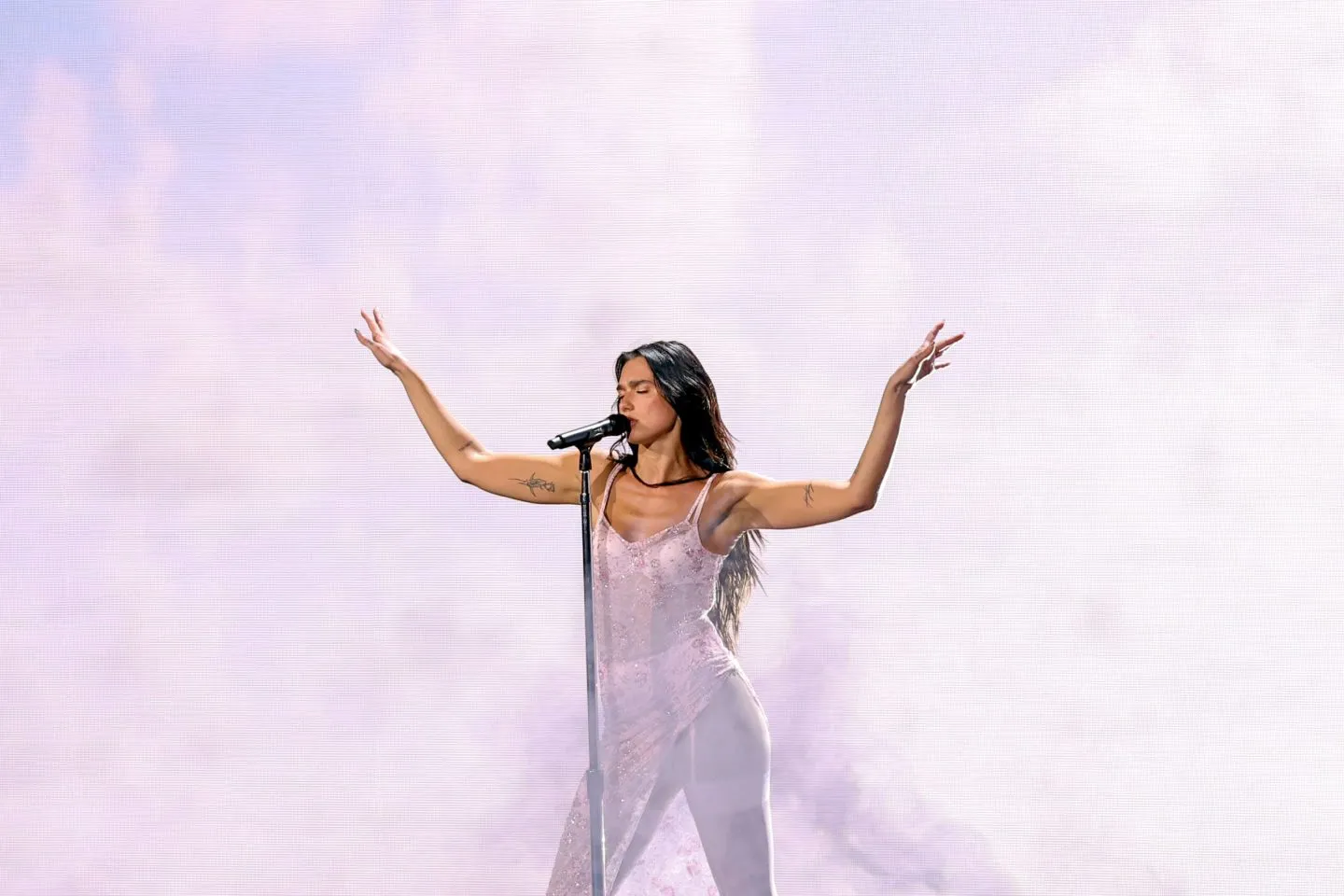 Dua Lipa ngre padi 15 milionë dollarë ndaj Samsung