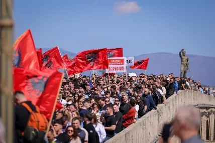 Studentët shqiptarë protestë në Shkup për gjuhën shqipe, thirrje për bashkim